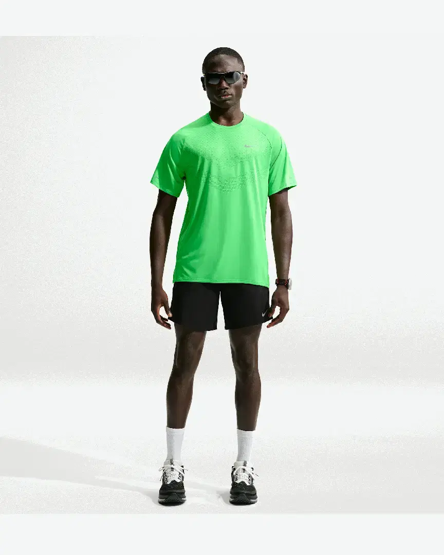 Camiseta de manga corta con patrones reflectantes Dri-Fit Adv Nike Stride M - HV5203-329 (3) au meilleur prix !