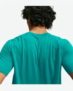 Camiseta de manga corta con patrones reflectantes Dri-Fit Adv Nike Stride Hombre – 2/4
