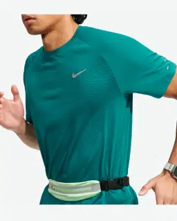 Camiseta de manga corta con patrones reflectantes Dri-Fit Adv Nike Stride Hombre – 3/4