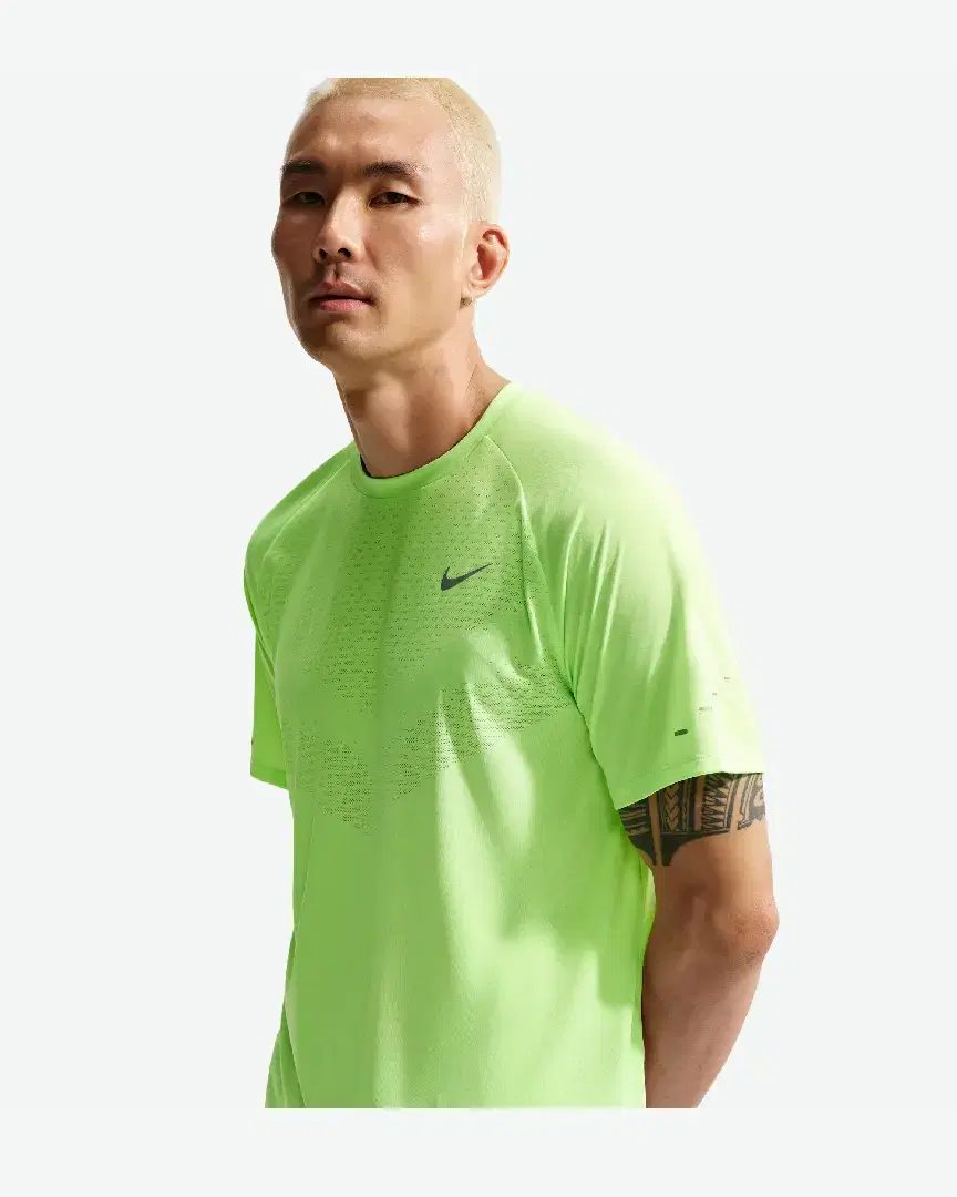 Camiseta de manga corta con patrones reflectantes Dri-Fit Adv Nike Stride M - HV5203-377 (0) au meilleur prix !