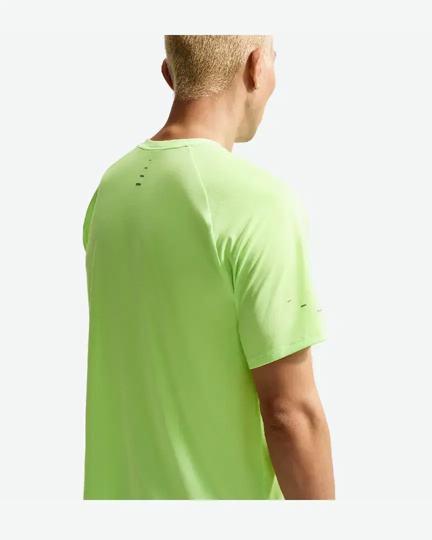 Camiseta de manga corta con patrones reflectantes Dri-Fit Adv Nike Stride M - HV5203-377 (1) au meilleur prix !