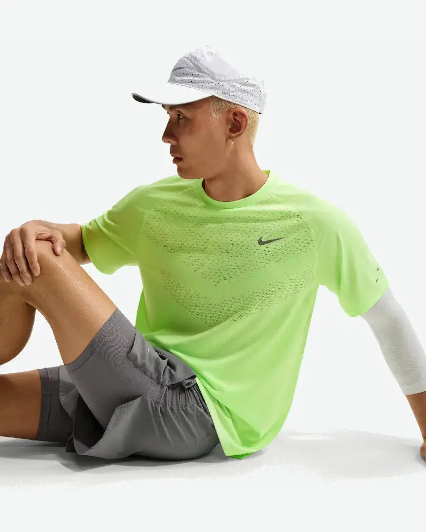 Camiseta de manga corta con patrones reflectantes Dri-Fit Adv Nike Stride M - HV5203-377 (2) au meilleur prix !