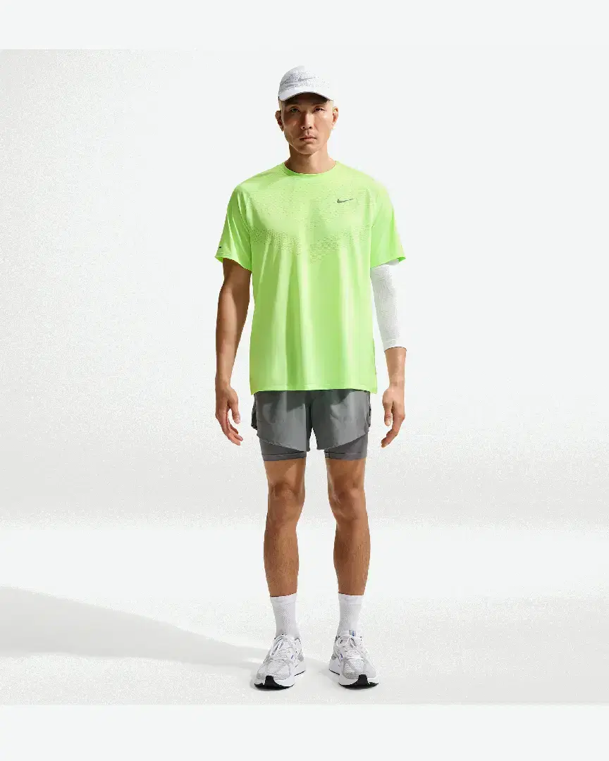 Camiseta de manga corta con patrones reflectantes Dri-Fit Adv Nike Stride M - HV5203-377 (3) au meilleur prix !