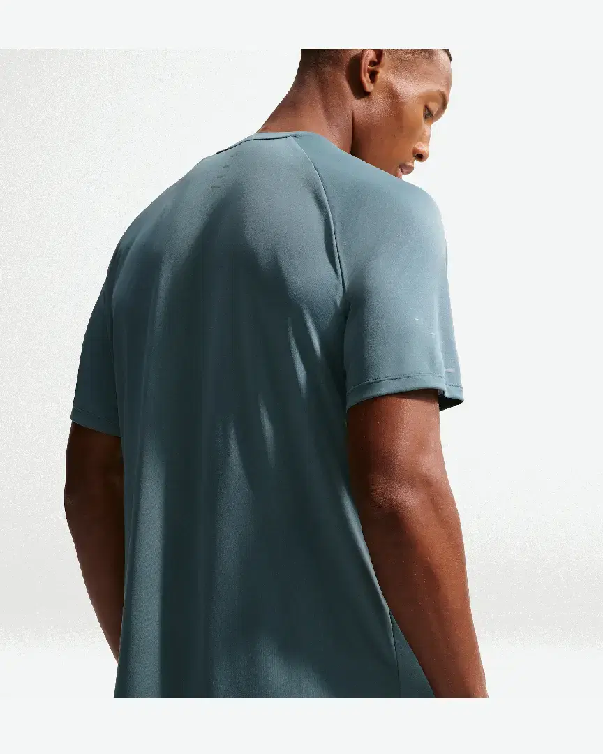 Camiseta de manga corta con patrones reflectantes Dri-Fit Adv Nike Stride M - HV5203-382 (1) au meilleur prix !
