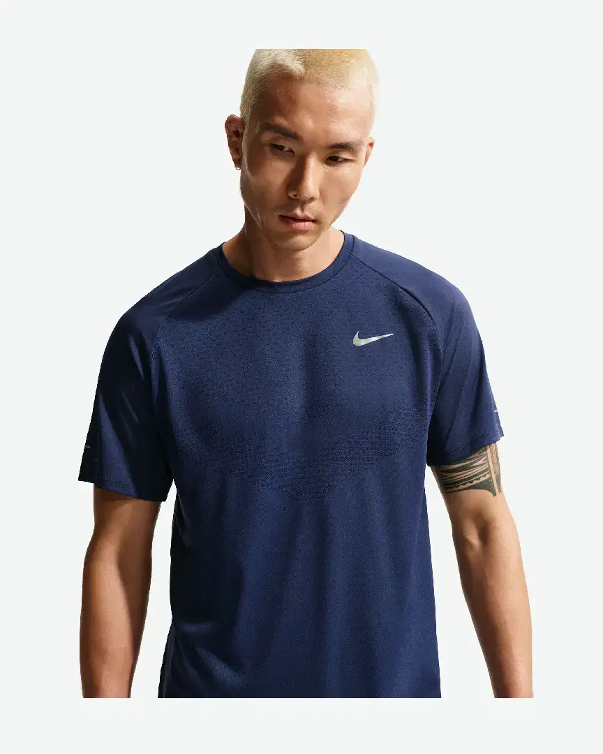 Camiseta de manga corta con patrones reflectantes Dri-Fit Adv Nike Stride M - HV5203-410 (0) au meilleur prix !