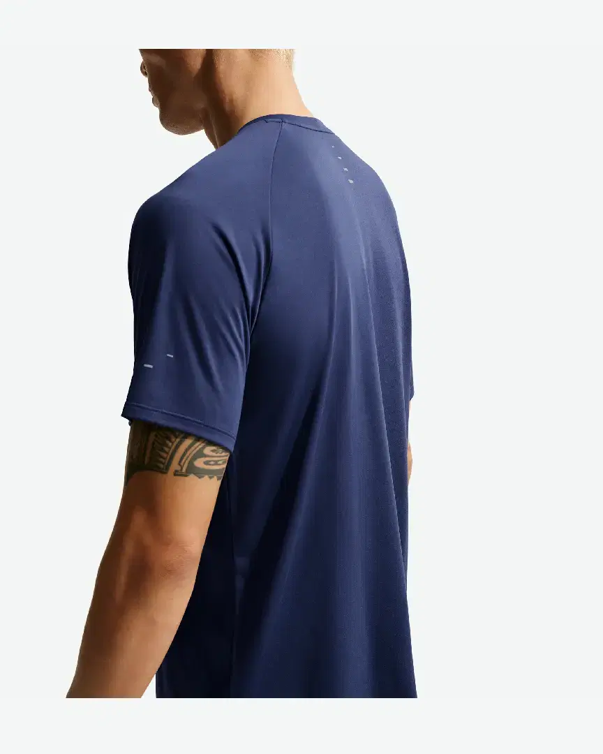 Camiseta de manga corta con patrones reflectantes Dri-Fit Adv Nike Stride M - HV5203-410 (1) au meilleur prix !