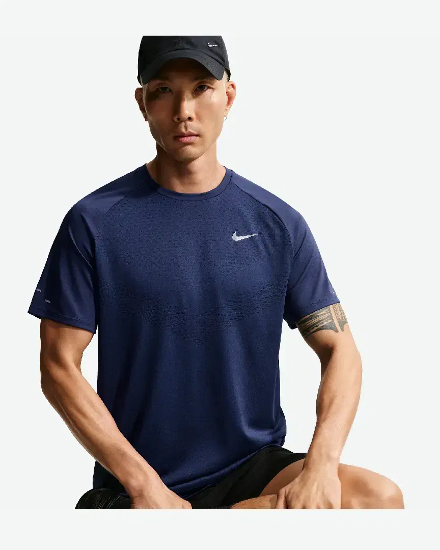Camiseta de manga corta con patrones reflectantes Dri-Fit Adv Nike Stride M - HV5203-410 (2) au meilleur prix !