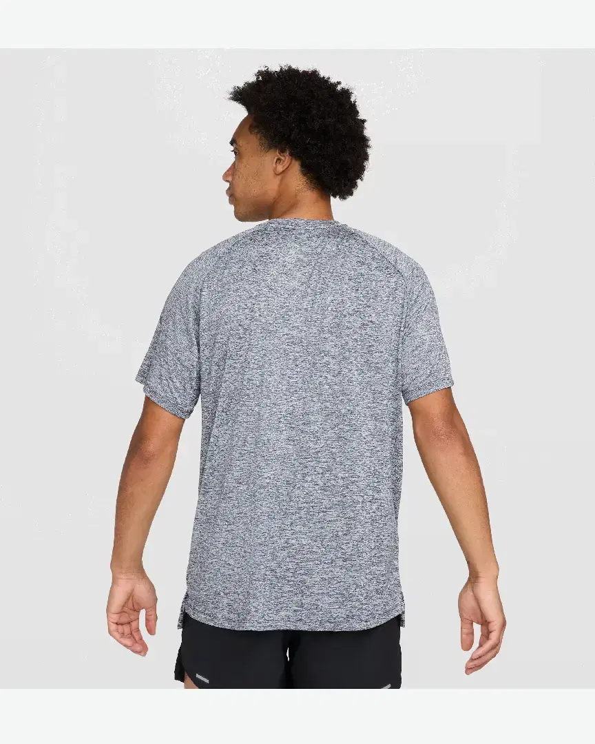 Camiseta de manga corta con patrones reflectantes Dri-Fit Adv Nike Stride M - HV5203-437 (1) au meilleur prix !