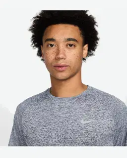 Camiseta Nike Stride Maratón de Berlín Hombre – 3/4
