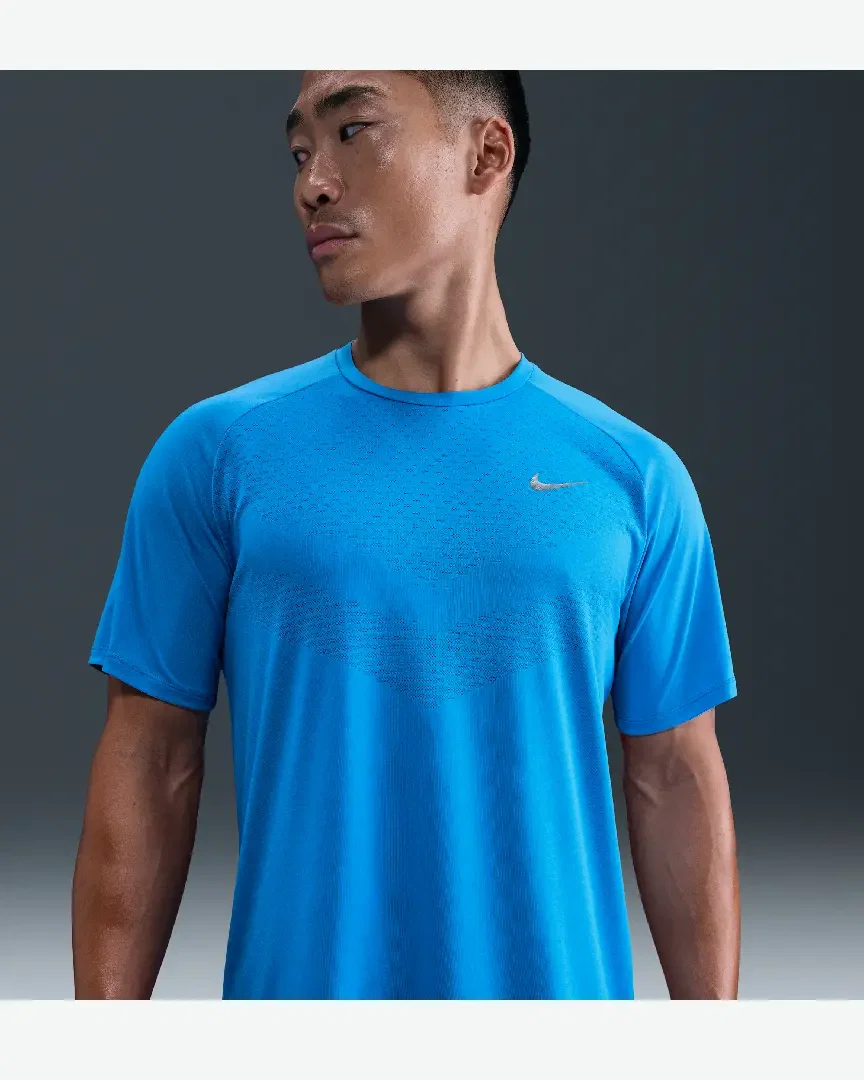 Camiseta de manga corta con patrones reflectantes Dri-Fit Adv Nike Stride Hombre