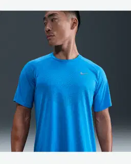 Camiseta de manga corta con patrones reflectantes Dri-Fit Adv Nike Stride Hombre – 1/4