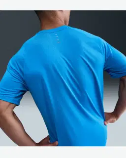 Camiseta de manga corta con patrones reflectantes Dri-Fit Adv Nike Stride Hombre – 2/4