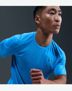 Camiseta de manga corta con patrones reflectantes Dri-Fit Adv Nike Stride Hombre – 3/4