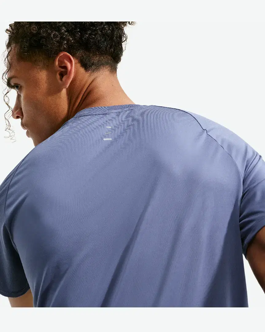 Camiseta de manga corta con patrones reflectantes Dri-Fit Adv Nike Stride M - HV5203-491 (1) au meilleur prix !