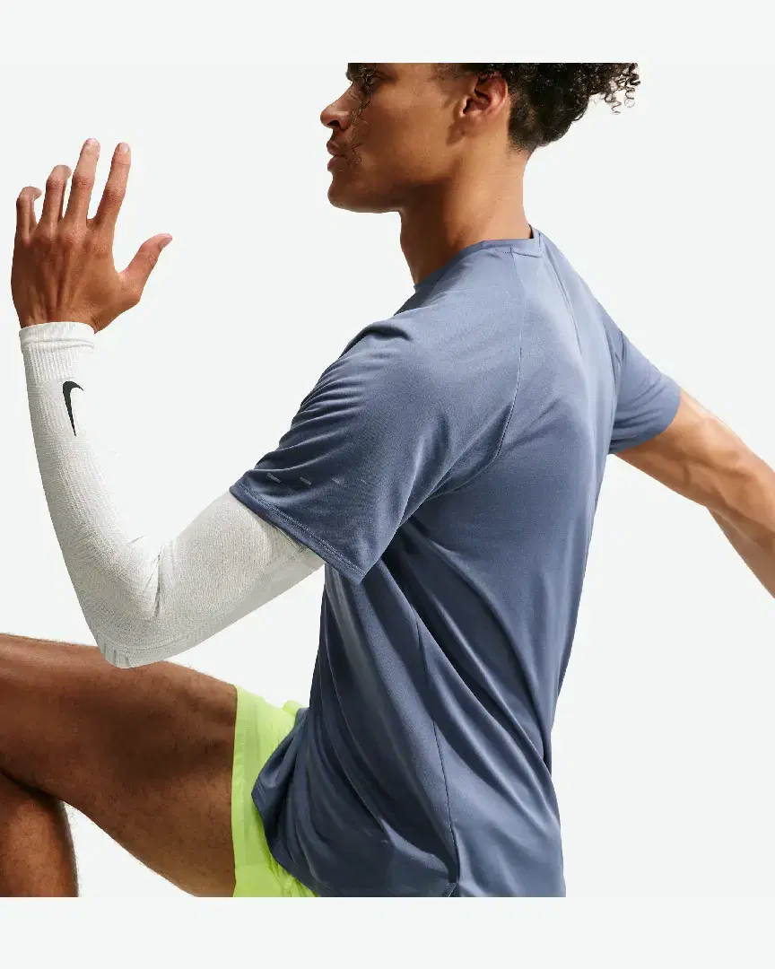 Camiseta de manga corta con patrones reflectantes Dri-Fit Adv Nike Stride M - HV5203-491 (2) au meilleur prix !
