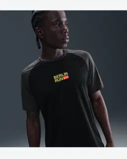 Camiseta Nike Stride Maratón de Berlín Hombre – 1/4
