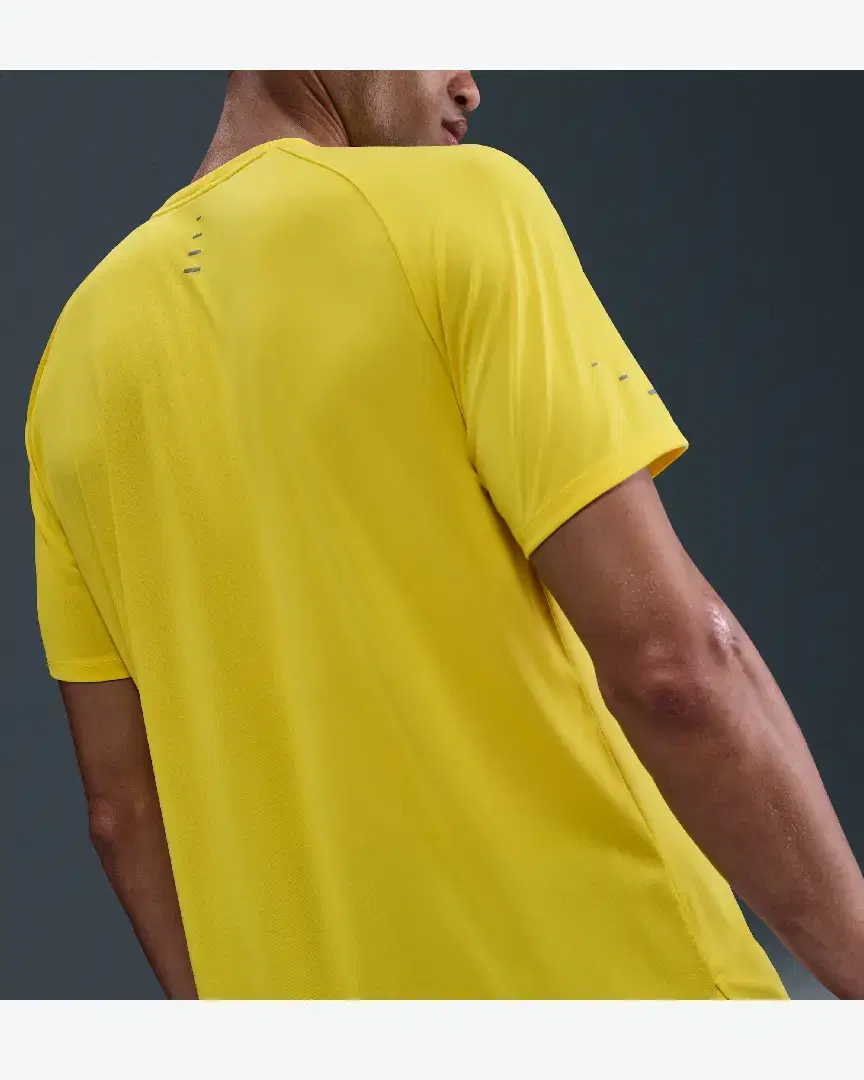 Camiseta de manga corta con patrones reflectantes Dri-Fit Adv Nike Stride M - IH4069-718 (1) au meilleur prix !