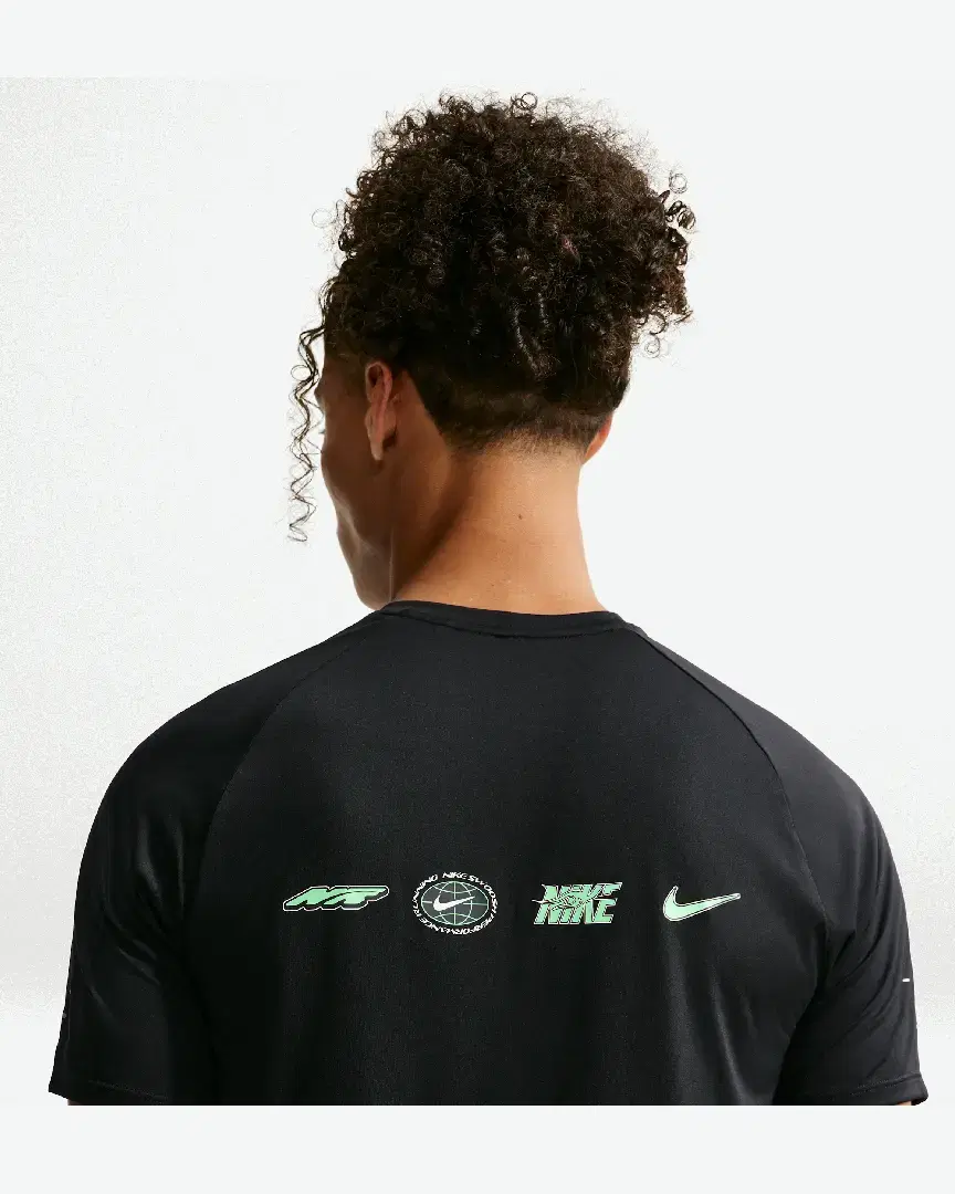 Camiseta de manga corta con patrones reflectantes Dri-Fit Adv Nike Stride M - IO1417-010 (1) au meilleur prix !