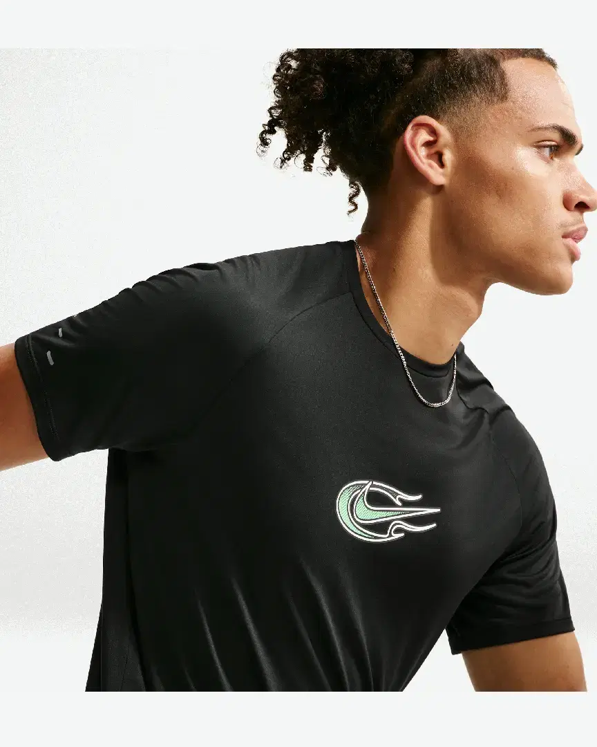 Camiseta de manga corta con patrones reflectantes Dri-Fit Adv Nike Stride M - IO1417-010 (2) au meilleur prix !