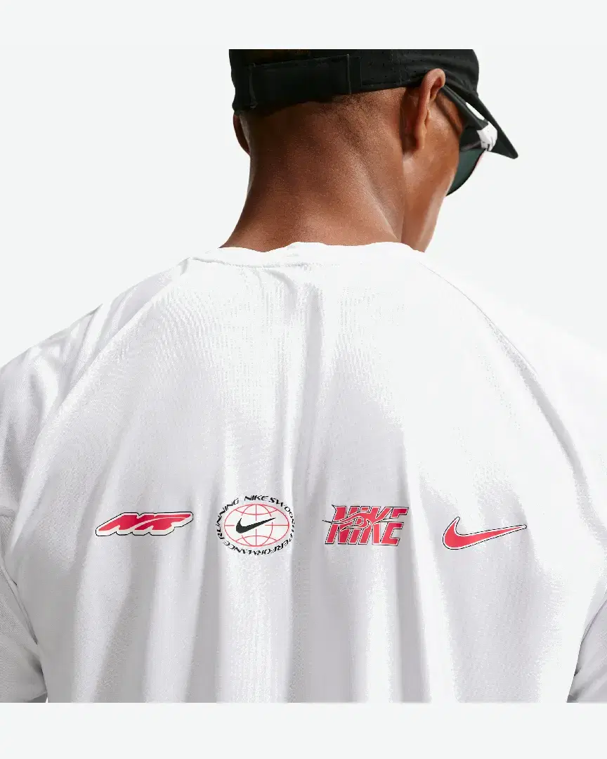 Camiseta de manga corta con patrones reflectantes Dri-Fit Adv Nike Stride M - IO1417-100 (1) au meilleur prix !