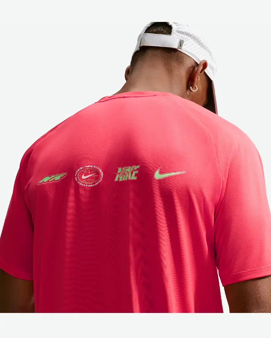 Camiseta de manga corta con patrones reflectantes Dri-Fit Adv Nike Stride M - IO1417-606 (1) au meilleur prix !
