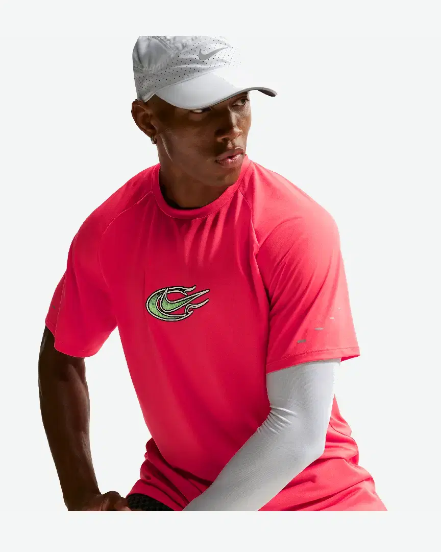 Camiseta de manga corta con patrones reflectantes Dri-Fit Adv Nike Stride M - IO1417-606 (2) au meilleur prix !