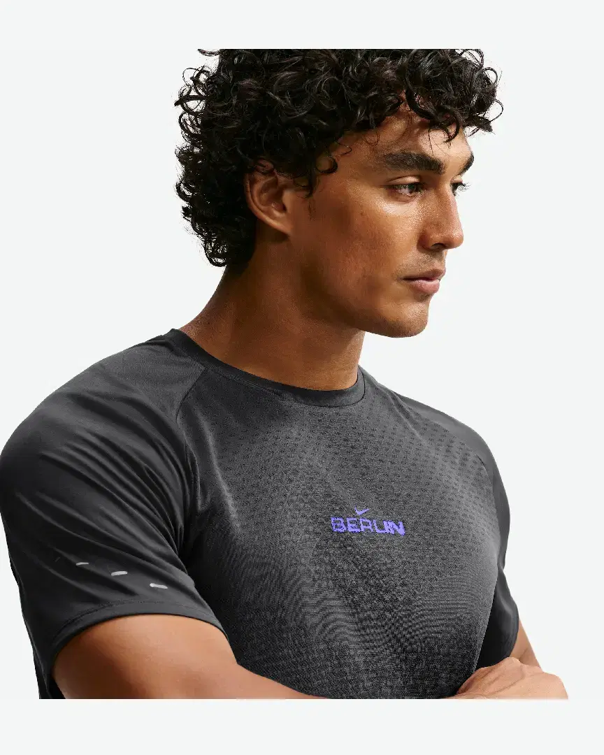 Camiseta de manga corta con patrones reflectantes Dri-Fit Adv Nike Stride M - IU3711-060 (2) au meilleur prix !