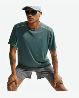 Camiseta de manga corta con protección UV Dri-Fit Nike Miler Hombre – 3/4