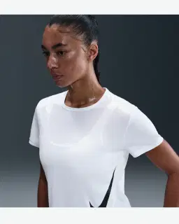 Camiseta de manga corta Dri-Fit Nike Tempo Swoosh Run Mujer – 1/4