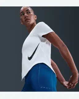 Camiseta de manga corta Dri-Fit Nike Tempo Swoosh Run Mujer – 3/4