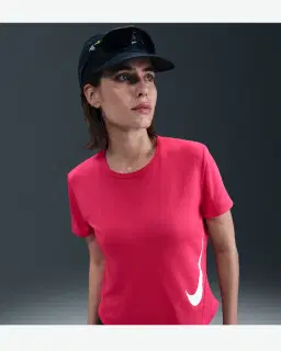 Camiseta de manga corta Dri-Fit Nike Tempo Swoosh Run Mujer – 1/4