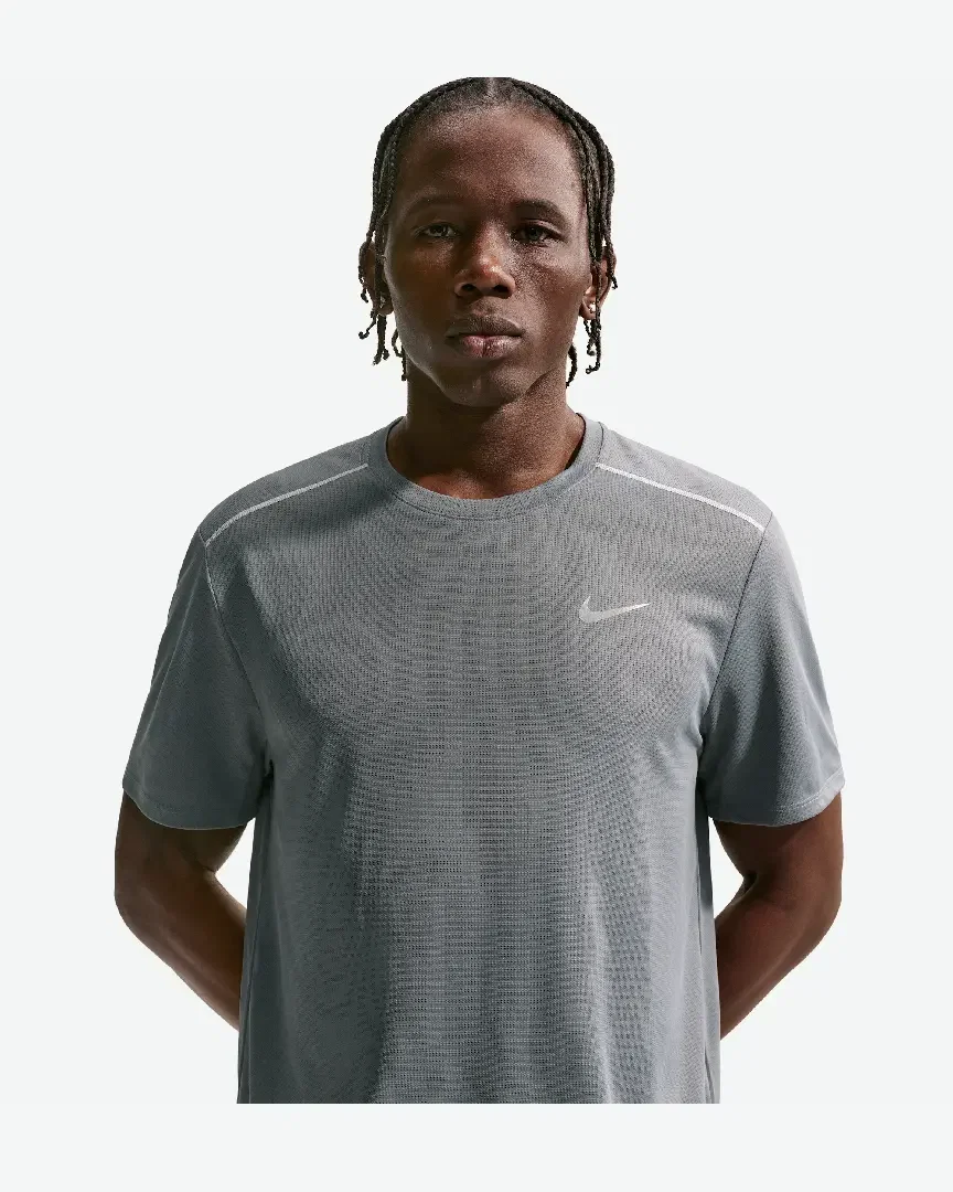 Camiseta de manga corta con protección UV Dri-Fit Nike Miler Hombre