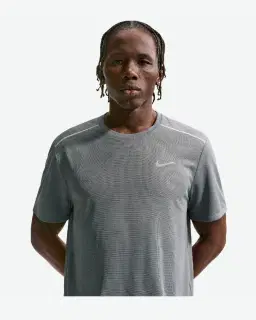 Camiseta de manga corta con protección UV Dri-Fit Nike Miler Hombre – 1/4