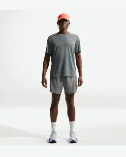 Camiseta de manga corta con protección UV Dri-Fit Nike Miler Hombre – 4/4