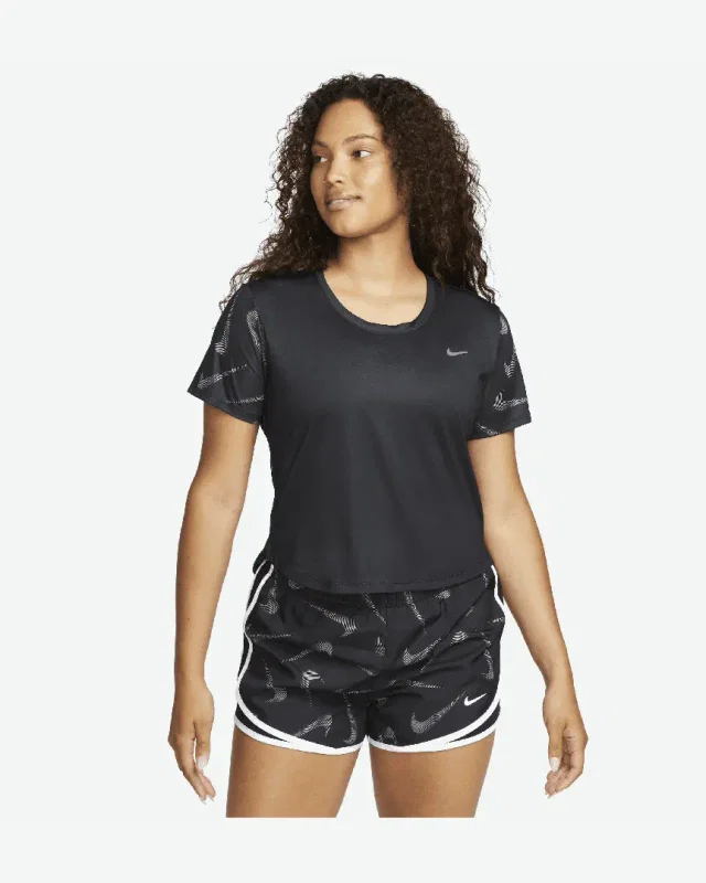 Camiseta de manga corta estampada Nike Dri-Fit Swoosh W