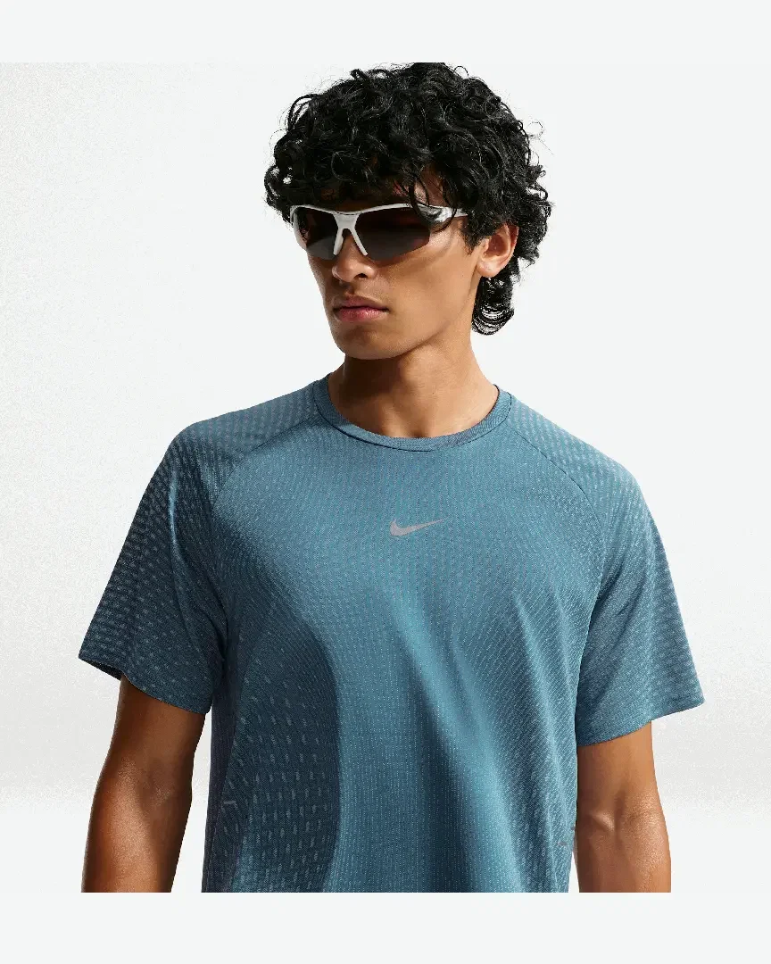 Camiseta de manga corta con patrones reflectantes Dri-Fit Adv Nike Stride M