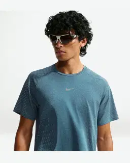 Camiseta de manga corta con patrones reflectantes Dri-Fit Adv Nike Stride Hombre – 1/4