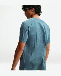 Camiseta de manga corta con patrones reflectantes Dri-Fit Adv Nike Stride Hombre – 2/4