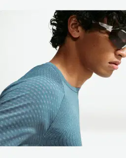 Camiseta de manga corta con patrones reflectantes Dri-Fit Adv Nike Stride Hombre – 3/4