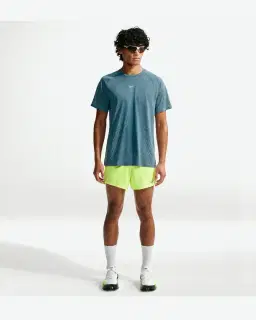 Camiseta de manga corta con patrones reflectantes Dri-Fit Adv Nike Stride Hombre – 4/4