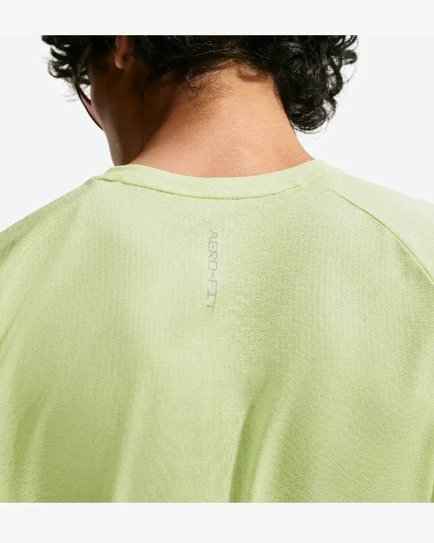 Camiseta de manga corta con patrones reflectantes Dri-Fit Adv Nike Stride M - IH0745-736 (1) au meilleur prix !