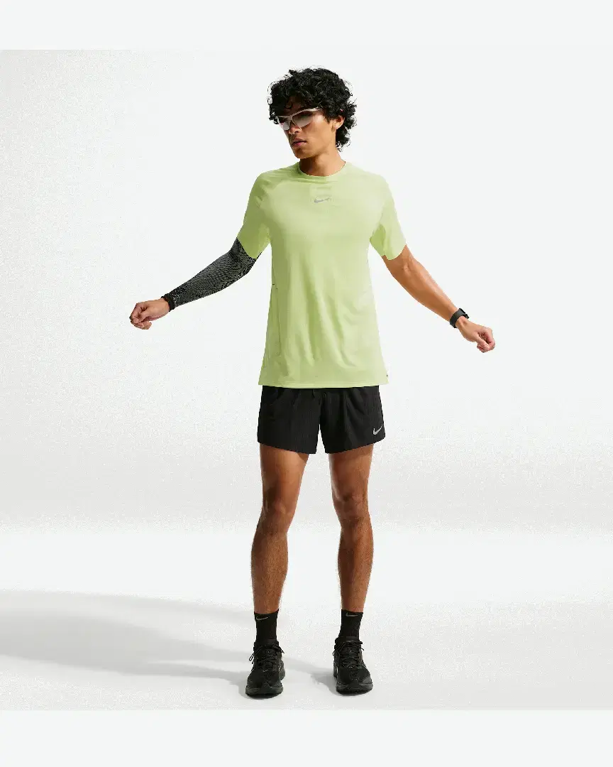 Camiseta de manga corta con patrones reflectantes Dri-Fit Adv Nike Stride M - IH0745-736 (3) au meilleur prix !