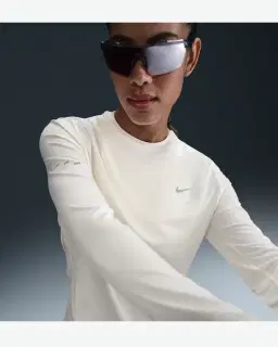Camiseta de manga larga y cuello redondo Dri-Fit anti-UV Nike Swift Mujer – 1/4