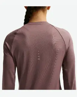 Camiseta de manga larga y cuello redondo Dri-Fit anti-UV Nike Swift Mujer – 2/4