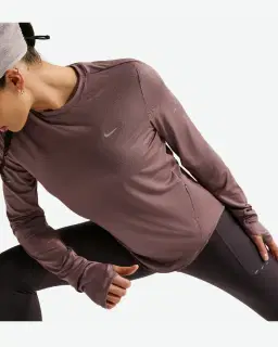 Camiseta de manga larga y cuello redondo Dri-Fit anti-UV Nike Swift Mujer – 3/4