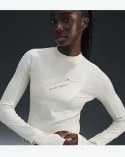 Camiseta de manga larga con bolsillos Dri-Fit Nike Trail Mujer – 1/4