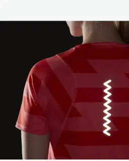 Camiseta adidas Fast Allover Print Mujer – 3/4