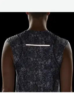 Camiseta adidas Fast hecha con plástico del océano Parley Mujer – 4/4