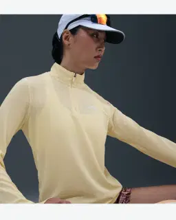 Camiseta de segunda capa Dri-Fit con cremallera 1/4 Nike Trail Mujer – 3/4