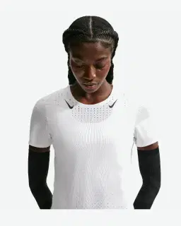 Camiseta Dri-Fit Adv Nike Aeroswift Mujer – 1/4